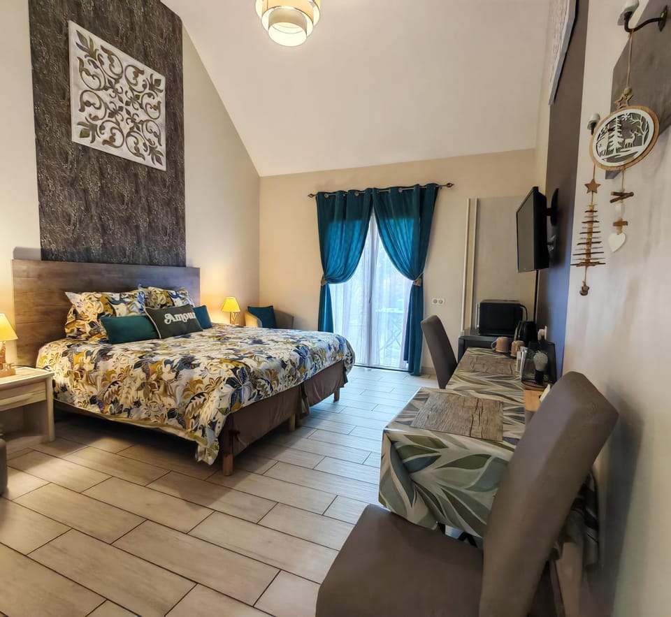 Bed, Photo of the whole room, Seating area, Bedroom