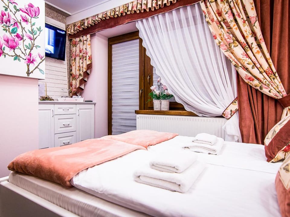 Bed, TV and multimedia, Photo of the whole room, Bedroom, towels
