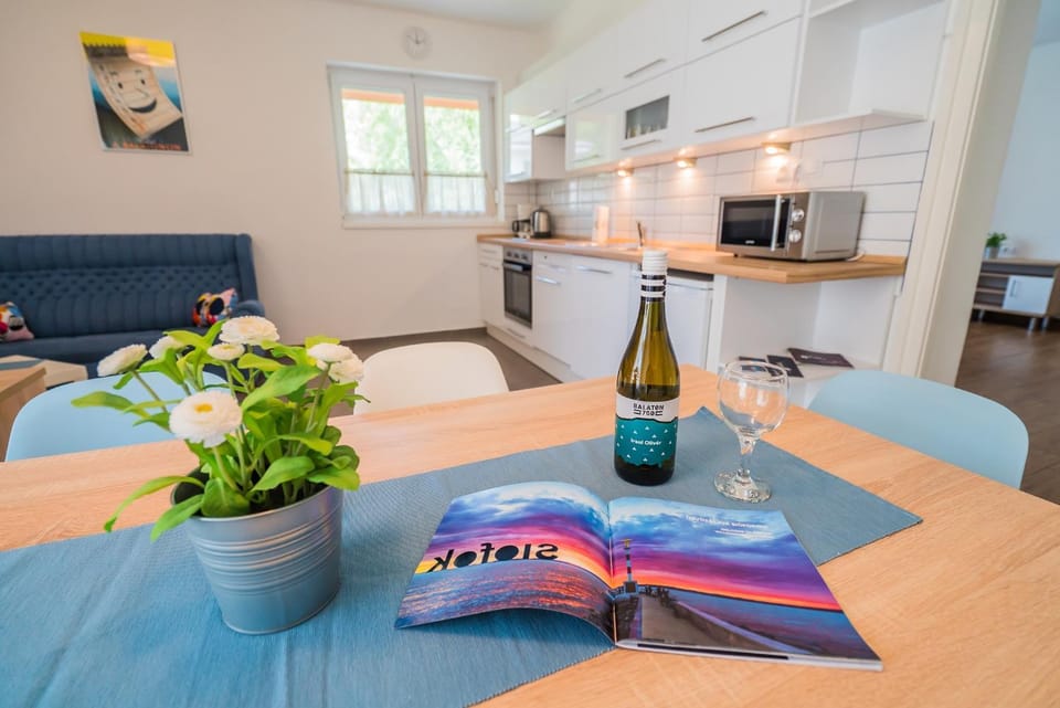 Day, Summer, TV and multimedia, Coffee/tea facilities, Kitchen or kitchenette, Living room, Dining area, On site