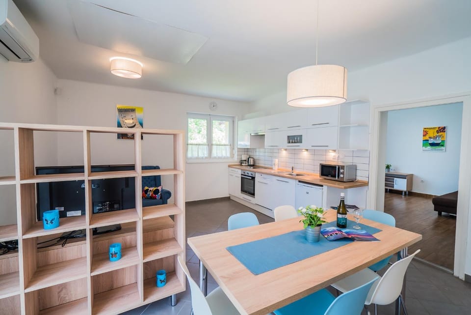 Day, Summer, TV and multimedia, Coffee/tea facilities, Kitchen or kitchenette, Living room, Dining area, On site