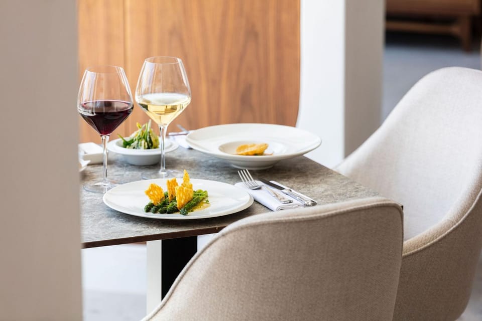 Living room, Food and drinks, Food, Dinner, Drinks, Alcoholic drinks