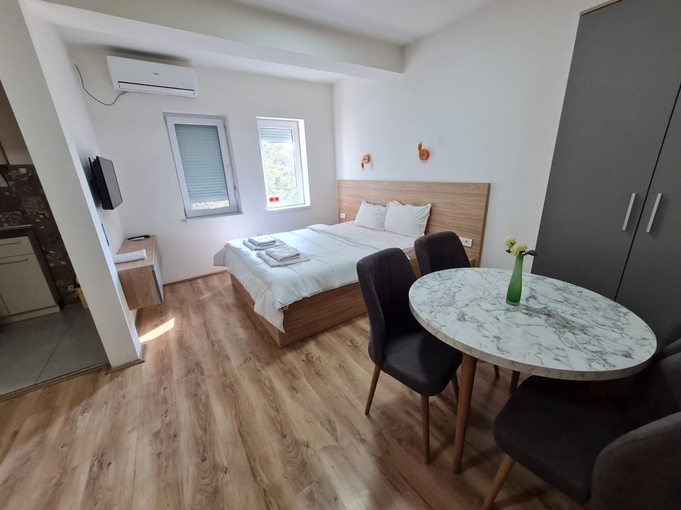 Bed, Photo of the whole room, Seating area, Bedroom