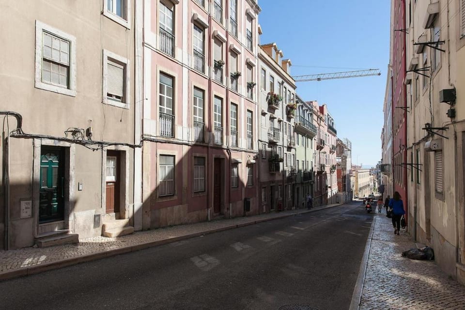Neighbourhood, Location