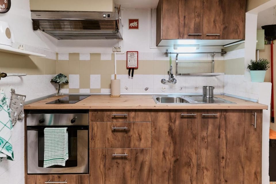 Kitchen or kitchenette, pet friendly, stove