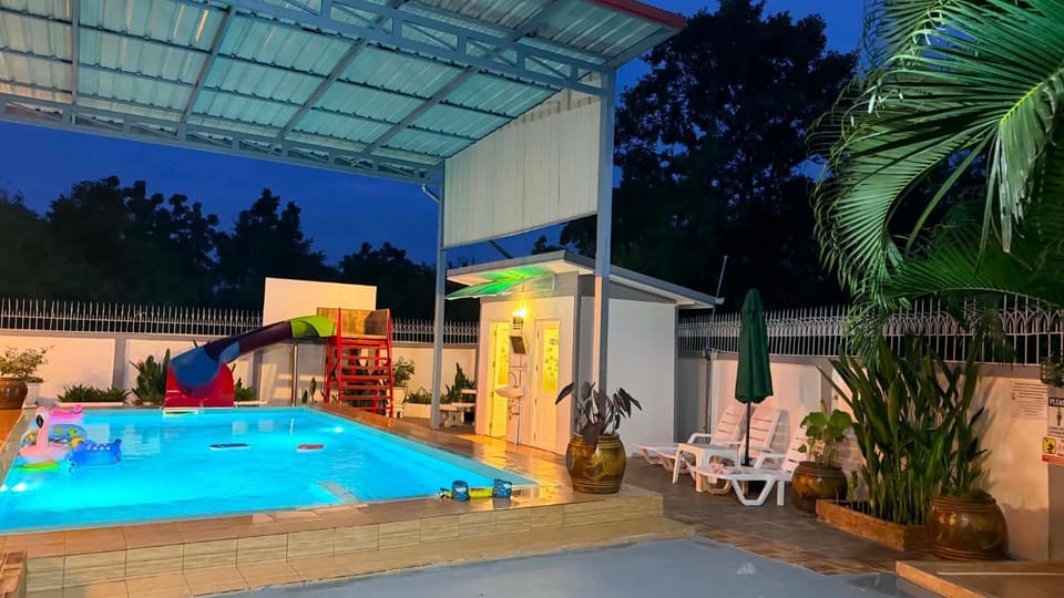 Property building, Swimming pool, sunbed