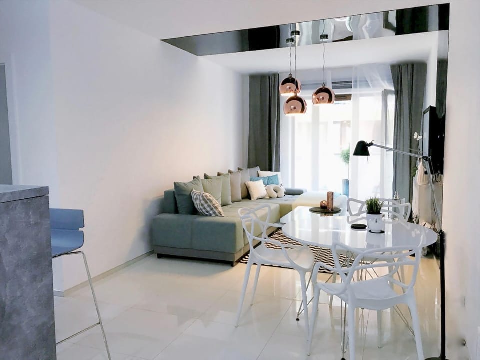 TV and multimedia, Coffee/tea facilities, Living room, Seating area, Dining area, group of guests, Family