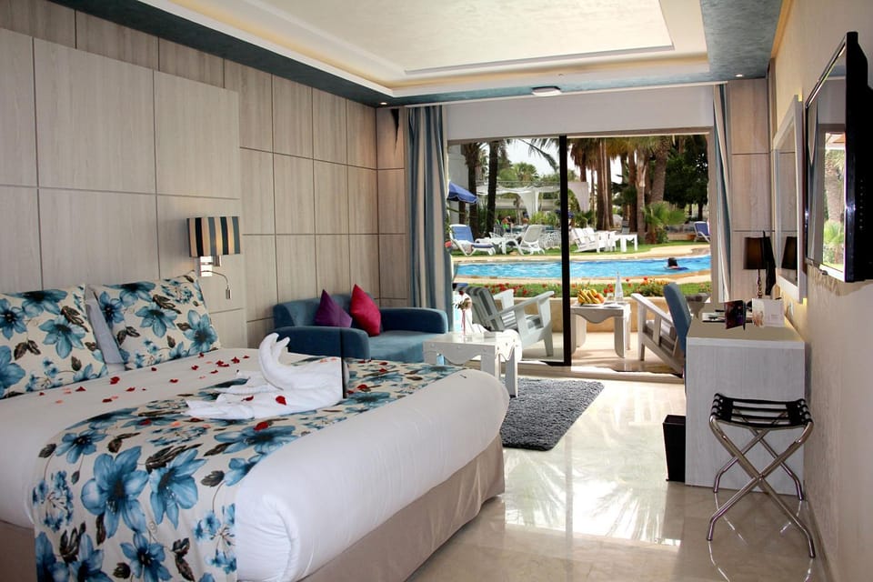 Balcony/Terrace, Photo of the whole room, Seating area, Bedroom, Garden view, Pool view, Swimming pool