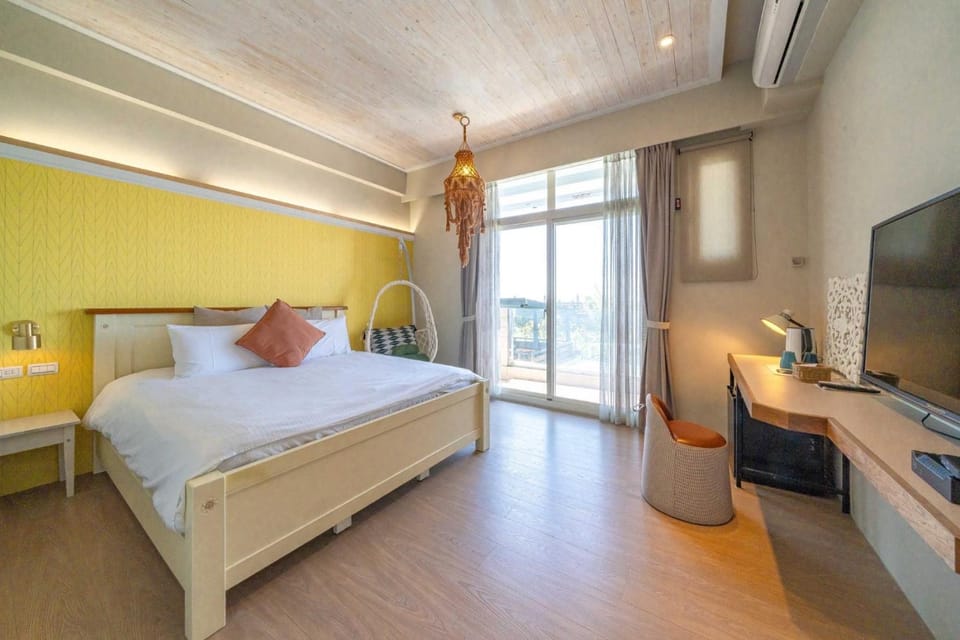 Photo of the whole room, Bedroom