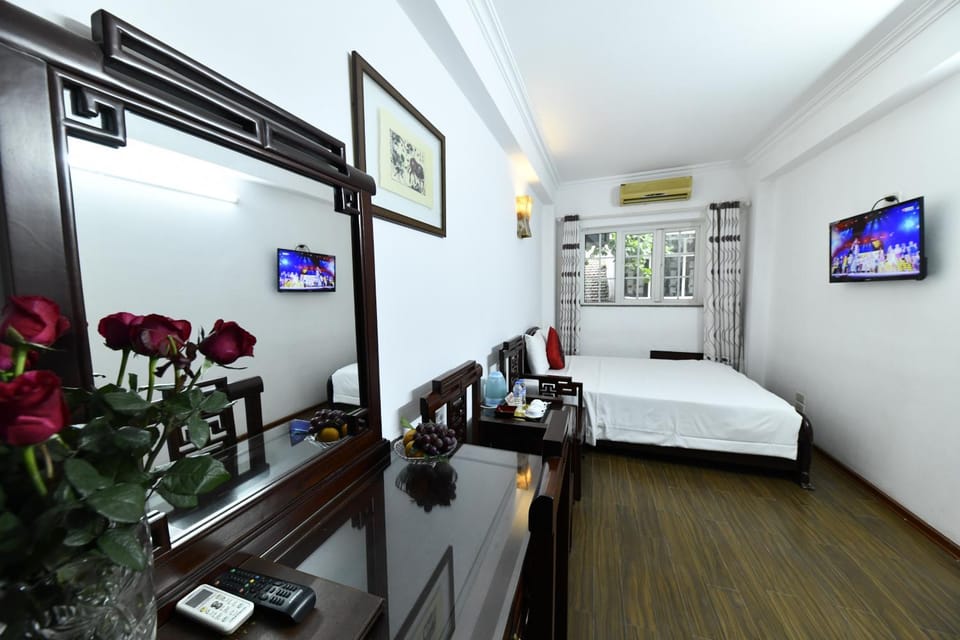 Bed, TV and multimedia, Bedroom