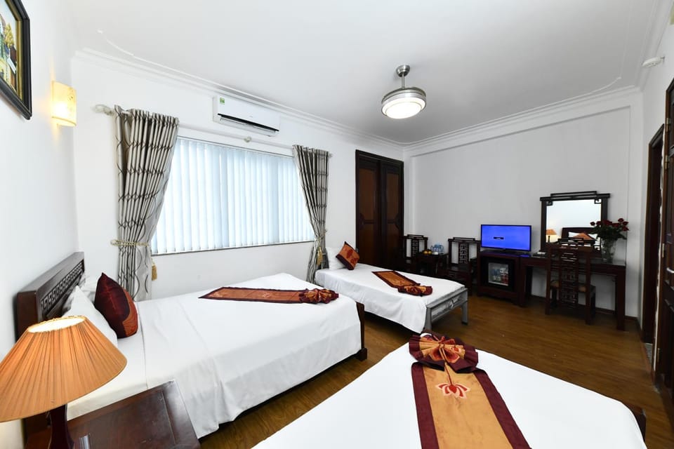 Communal lounge/ TV room, Bed, TV and multimedia, Bedroom, hair dresser, air conditioner