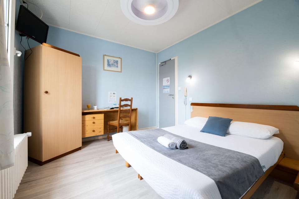 Bed, TV and multimedia, Bedroom, hair dresser, wardrobe