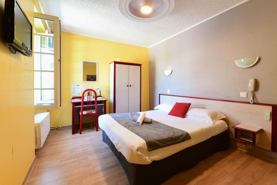 Bed, TV and multimedia, Photo of the whole room, Bedroom