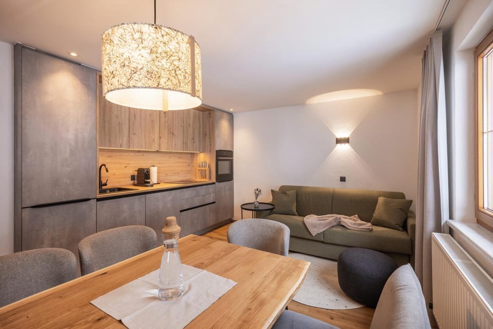 Kitchen or kitchenette, Living room, Seating area, Dining area