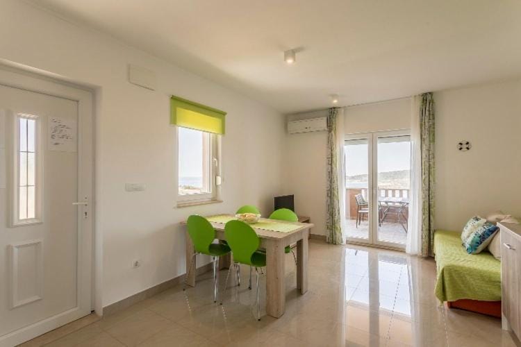 Living room, Dining area, air conditioner