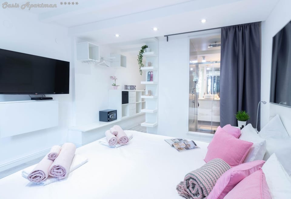 Bed, TV and multimedia, Photo of the whole room, Bedroom