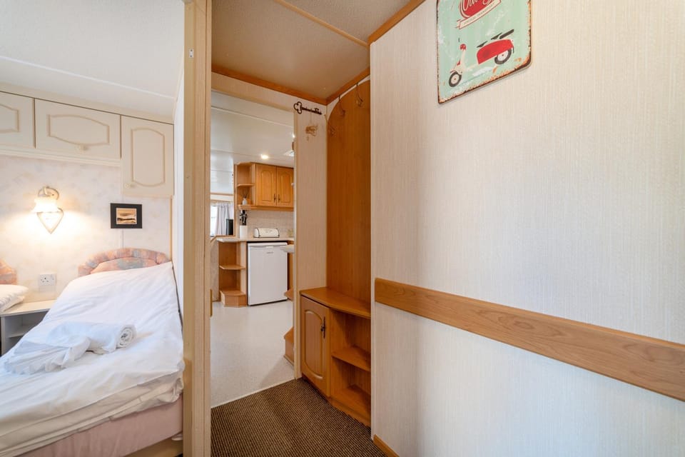 Kitchen or kitchenette, Bedroom