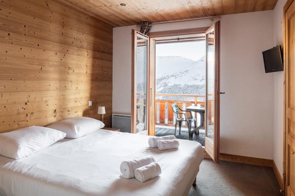 Bed, Bedroom, towels