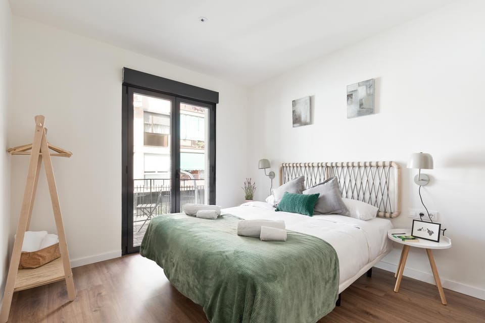 Photo of the whole room, Bedroom