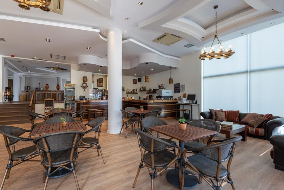 Restaurant/places to eat, Lounge or bar