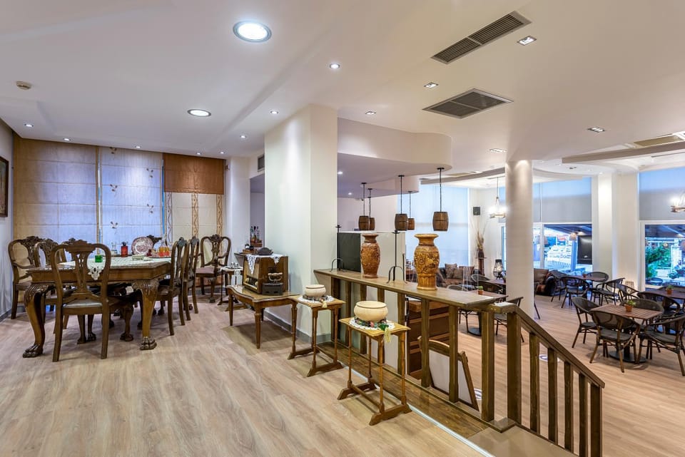 Restaurant/places to eat, Lounge or bar