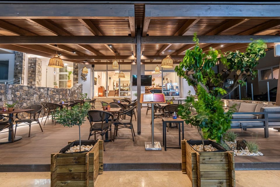 Restaurant/places to eat, Lounge or bar