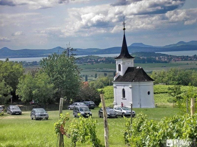 Nearby landmark, Natural landscape