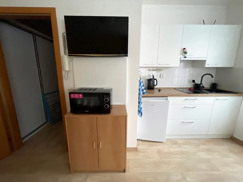 Kitchen or kitchenette, minibar
