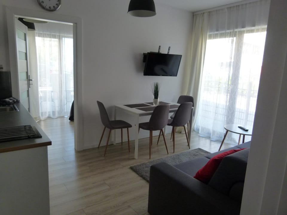 TV and multimedia, Kitchen or kitchenette, Living room, Seating area, Dining area