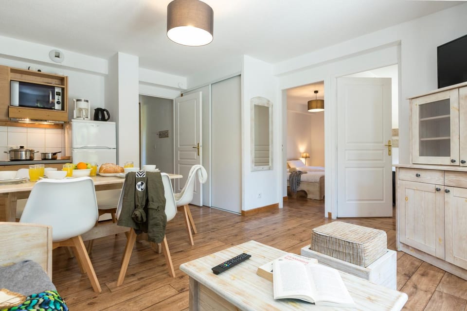 Kitchen or kitchenette, Seating area, Dining area