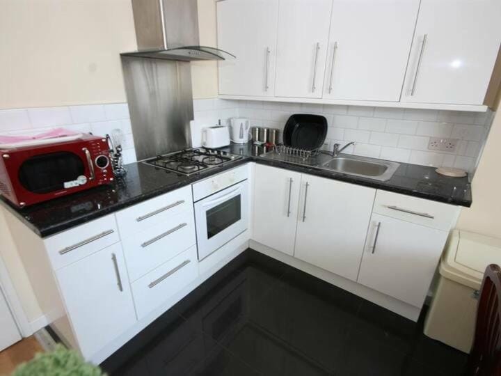 Coffee/tea facilities, Kitchen or kitchenette, stove, toaster