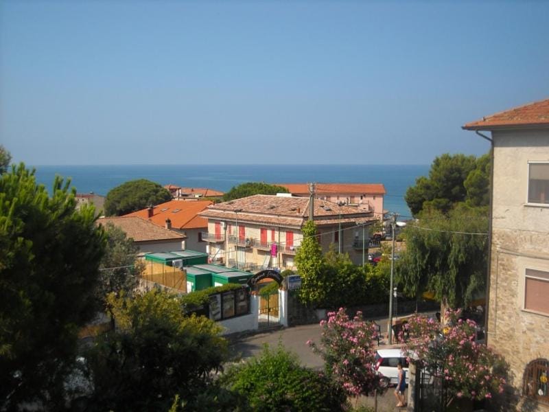 Sea view, Street view