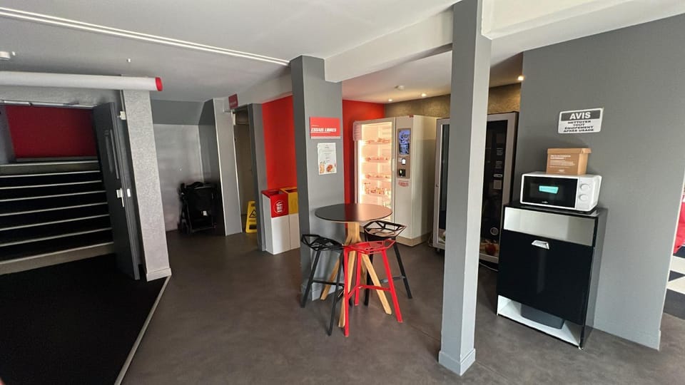 microwave, minibar, vending machine