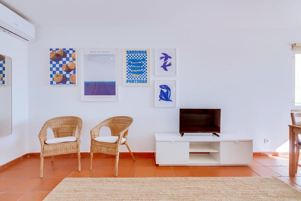 TV and multimedia, Living room, Decorative detail, Seating area