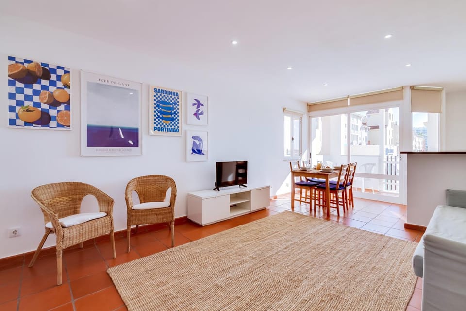 TV and multimedia, Kitchen or kitchenette, Living room, Seating area, Dining area