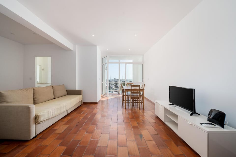 TV and multimedia, Kitchen or kitchenette, Living room, Seating area, Dining area