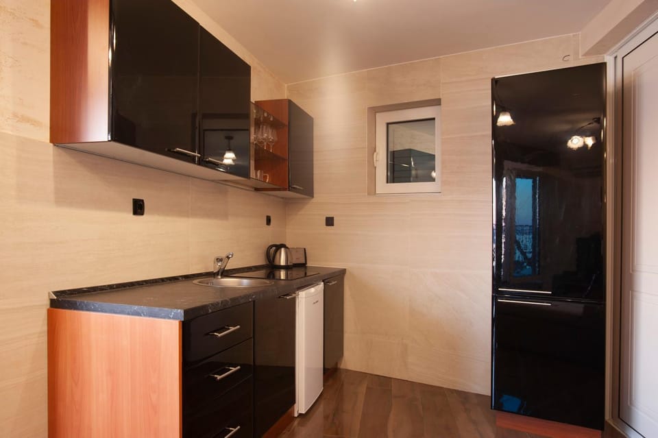 Kitchen or kitchenette, minibar, stove