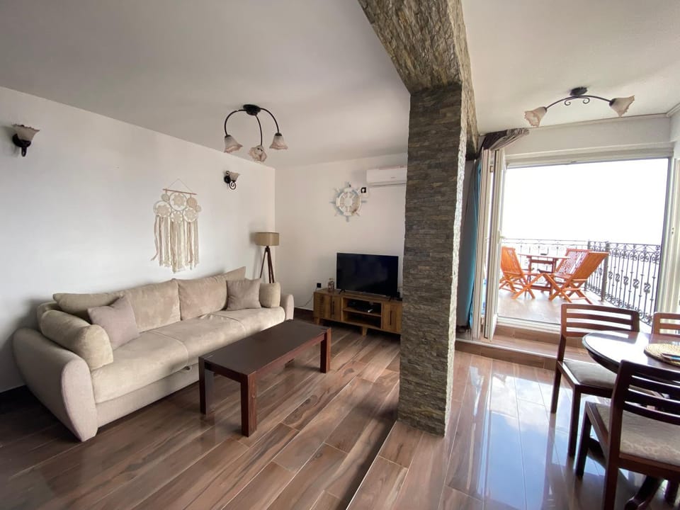 TV and multimedia, Living room, Seating area, Dining area, Evening entertainment