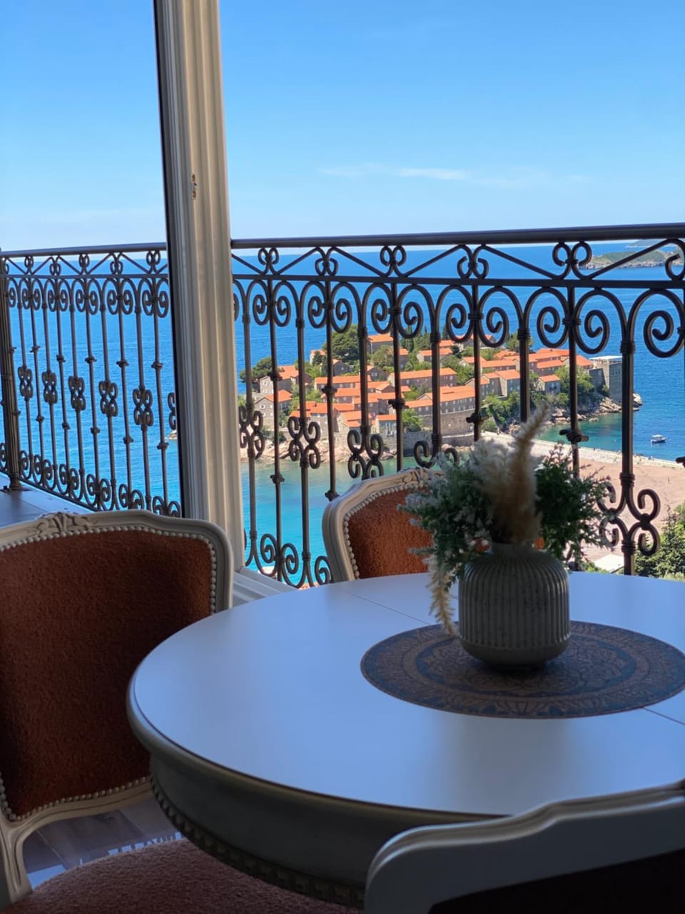 Day, Natural landscape, Seating area, Dining area, Sea view