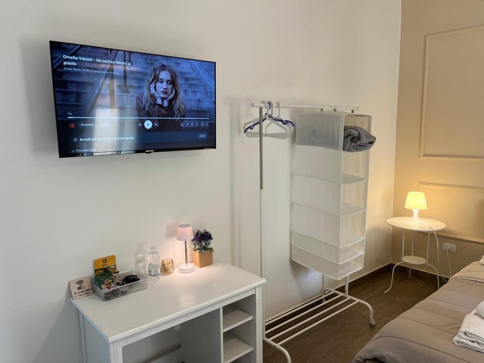 Bed, TV and multimedia, Bedroom, wardrobe