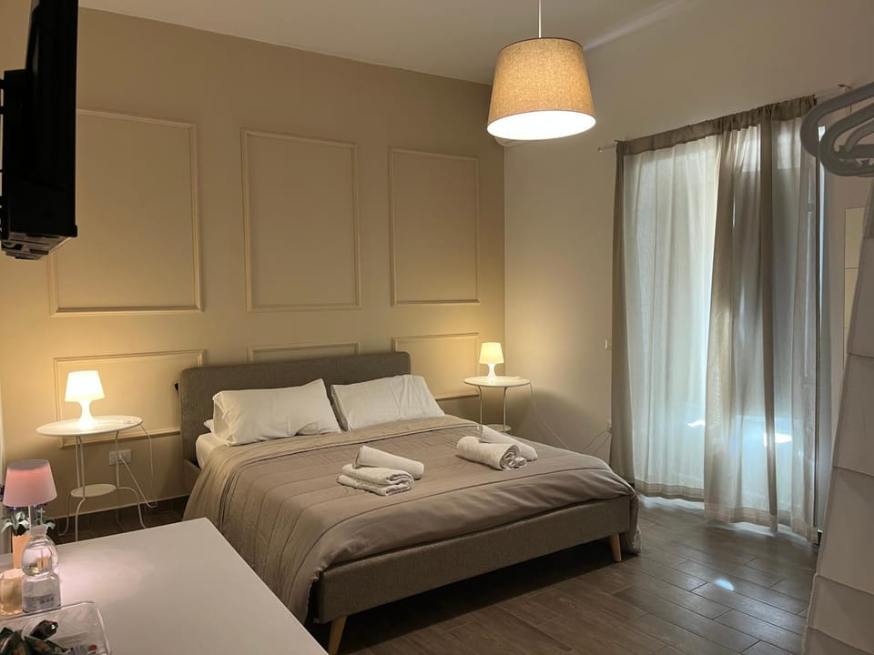 Bed, Bedroom, towels