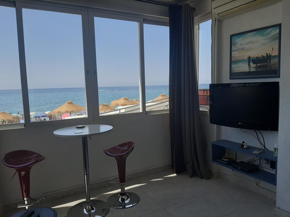 Communal lounge/ TV room, TV and multimedia, Living room, Seating area, Sea view