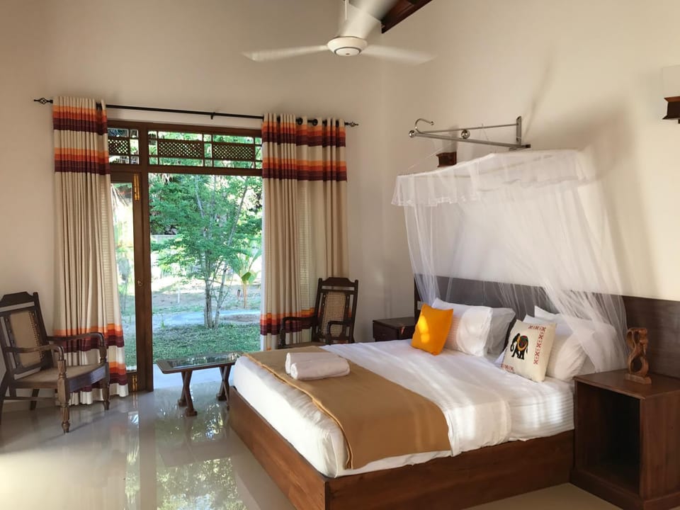 Bed, Living room, Photo of the whole room, Seating area, Bedroom, towels