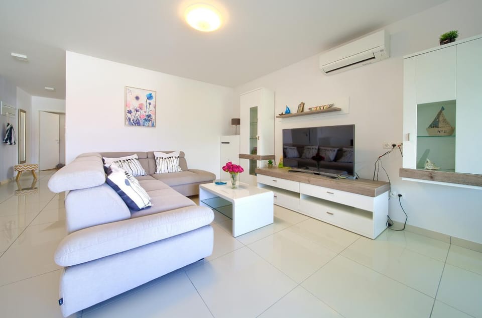 Communal lounge/ TV room, TV and multimedia, Living room, Seating area, air conditioner