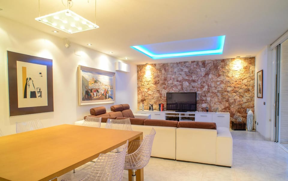 Communal lounge/ TV room, Living room