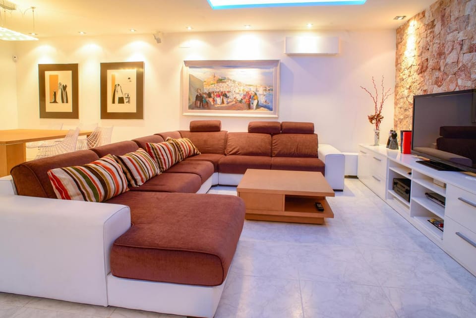Communal lounge/ TV room, Living room