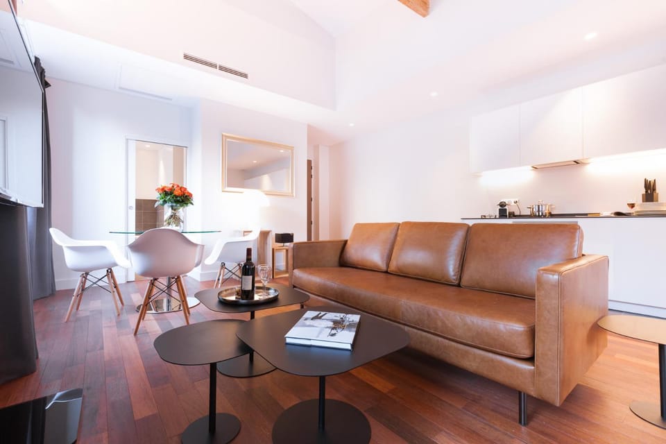 Kitchen or kitchenette, Living room, Seating area, Dining area
