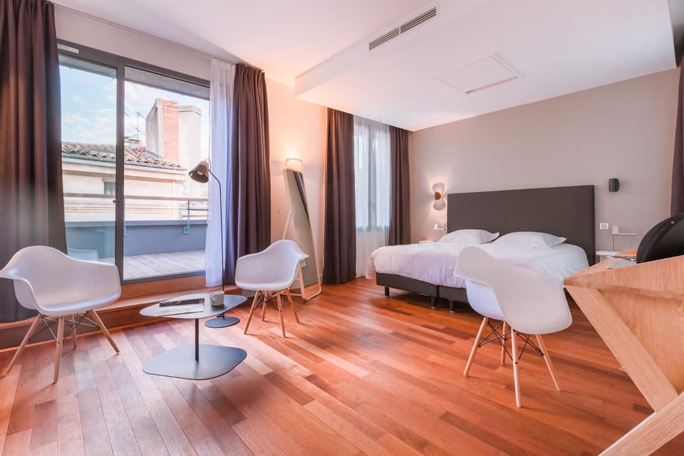 Bed, Photo of the whole room, Seating area, Bedroom