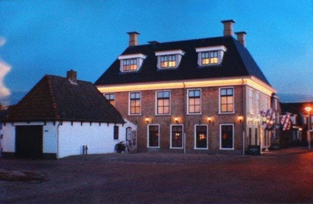 Facade/entrance, Night