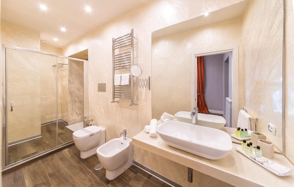 Shower, Toilet, Bathroom, towels