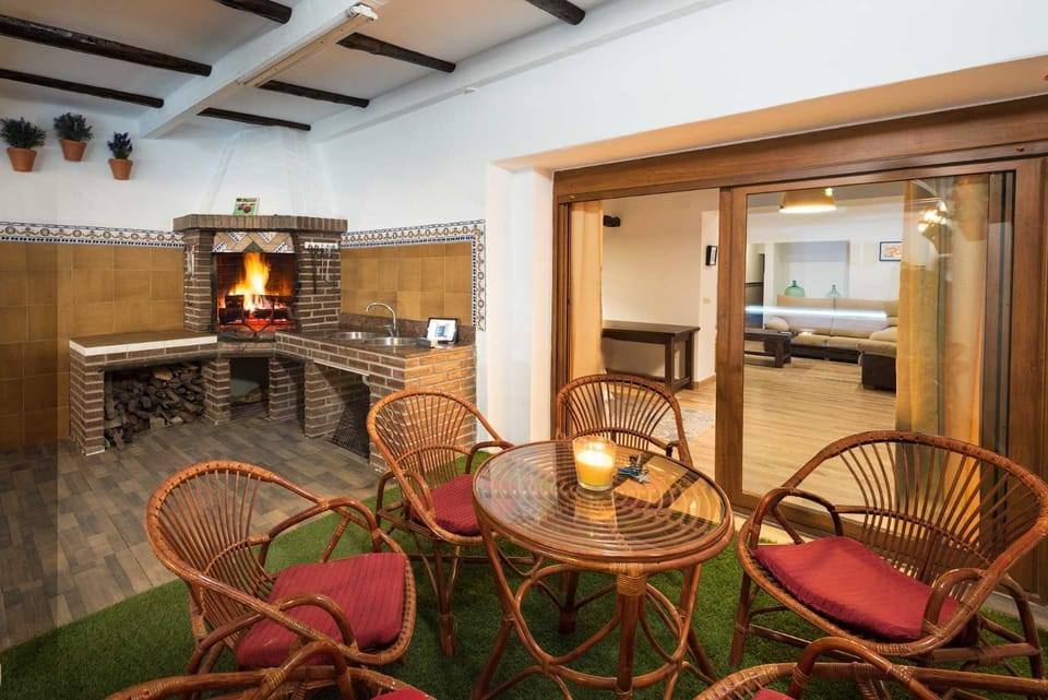 Patio, BBQ facilities, Garden, Living room, Seating area, Dining area